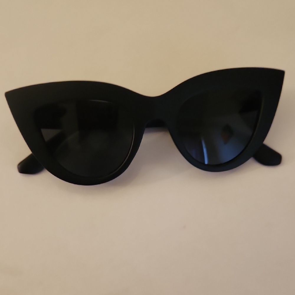 Chic Black Cat-Eye Sunglasses
